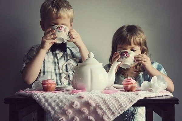 از چه سنی به کودک چای بدهیم؟| چای شیرین برای کودکان